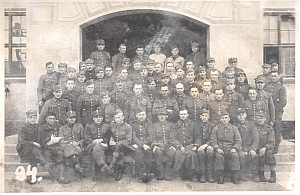 Oboz w Murnau. Piaty od lewej wsrod siedzacych kapral Franciszek Onak (2)